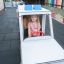Խաղահրապարակում փոքր աղջիկը նստած է Ambulance single playhouse մանկական մանկական փայտե շտապօգնության