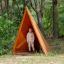 Փայտե Tipi Nature տունը փոքրիկ երեխայի հետ անտառում: