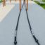 Battle Rope Workout Set՝ երկար սև վարժանքային լարեր բացօթյա մարզասրահում: