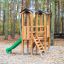 Փայտե սայթաքող հարթակով Mini Play Modern Nature playhouse մանկական խաղահրապարակում: