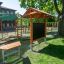 Outdoor Classroom հյուսիսային բնիկ եզերքի բովանդակությամբ, որը ներառում է փայտե նստարաններ, արևապաշտ