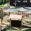 Outdoor Classroom-ին պատկանող բացօթյա դասասենյակ՝ փայտե նստարաններով, արևապաշտպան ծածկոցներով և ուսո