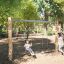 Nature Swing Eco-ն փայտե ծաղկամաններով և կապույտ նստատեղերով մի երկնագույն այգու ճոճանակ է: