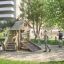 Tambora Eco փայտե մանկական խաղահրապարակ բացօթյա այգում երեխաների և ծնողների հետ: