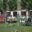 Accessible educational playset-ով երեխաներ կուչիկ խաղում են բացօթյա, իրար հետ փոխազդում ունեցող խաղո
