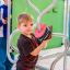 Մանկան ձեռքում Sensory Box խաղալիք՝ մանկական խաղահրապարակում:
