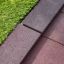 Rubber Tiles 55 կարմիր և սև ռետինե հատակագծեր խաղահրապարակում՝ խոտածածկի կողքին: