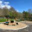 Villa Maxi sandbox with a playhouse փայտե ավազան մանկական գրադարանով բաց երկնքի տակ խաղահրապարակում։